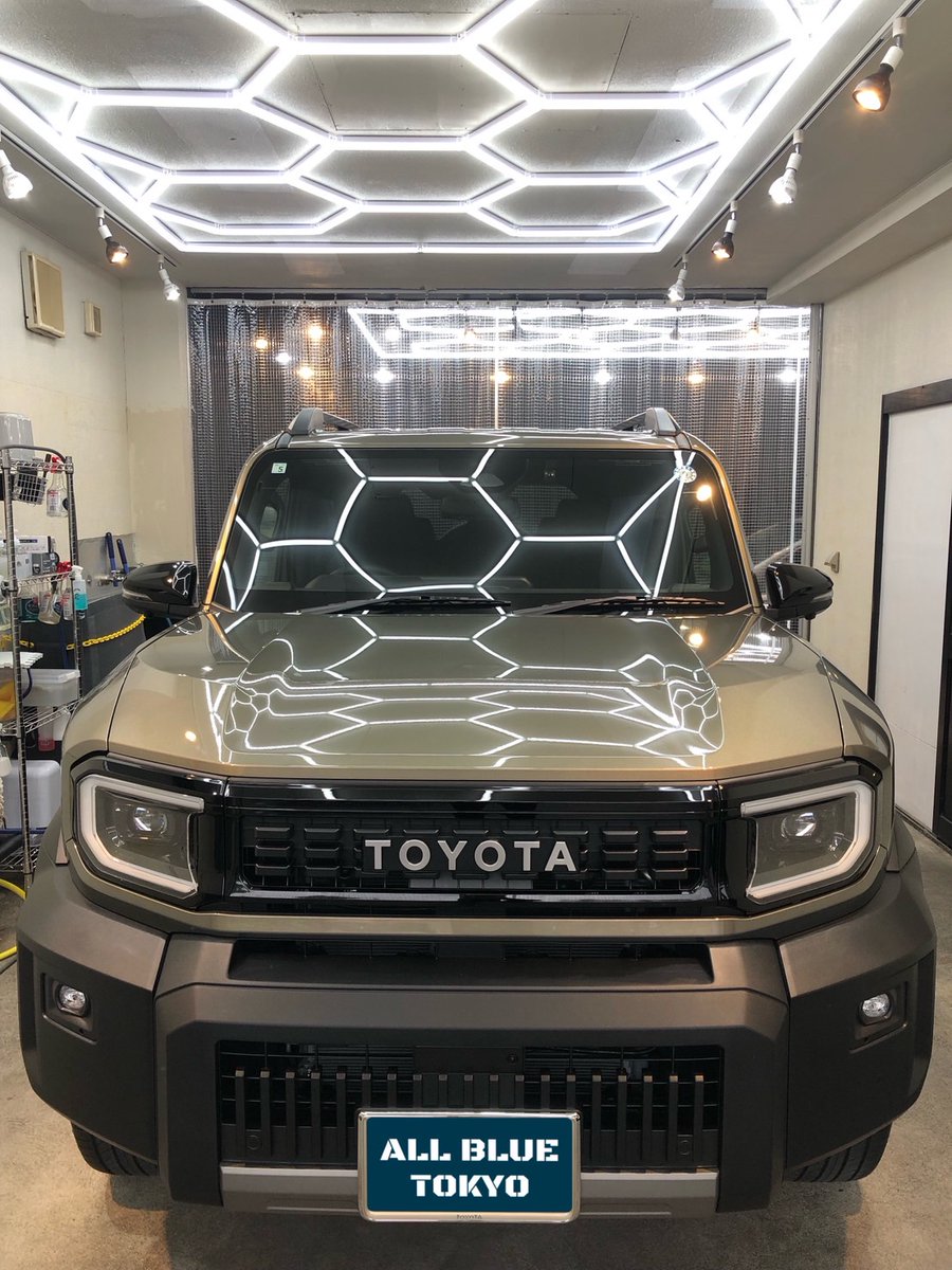 AllBlueTokyo's tweet photo. 本日は昨日までに仕上げて本日ご納車待ちのお車を開店から最終チェック✨

今年の5月に発売開始されたトヨタ ランドクルーザー FJ VX オキサイドブロンズメタリック。

新車ですが、当店ではお預かりして必ず徹底洗車や外装チェック、本研磨・鏡面磨きをしてからコーティング施工を行います。

こちらのお車はボディ全面にFEYNLABセラミックV3を施工✨
ツヤッツヤのサラッサラです☺️

コーティング施工のご相談・ご予約はLINE公式アカウントやDM、お電話などでお待ちしております✨

ALL BLUE TOKYO
東京都葛飾区高砂7-19-8
03-6161-1615
https://t.co/lKThfchsK1

#カーコーティング #セラミックコーティング #ガラスコーティング #グロストコーティング #研磨 #磨き #専門店 #葛飾区