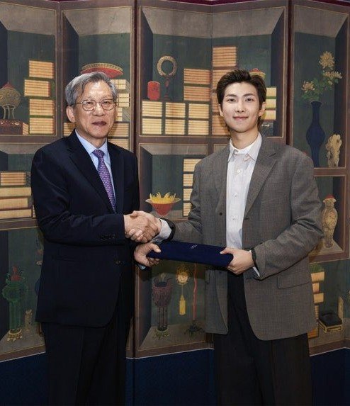 nm9711's tweet photo. [Curiosidades] RM es el PRIMER Embajador Global nombrado por el Museo Nacional de Corea 🇰🇷

CONGRATULATIONS NAMJOON 
NATIONAL MUSEUM AMBASSADOR RM
#GlobalAmbassadorRM https://t.co/bkyvJv1Fuf
