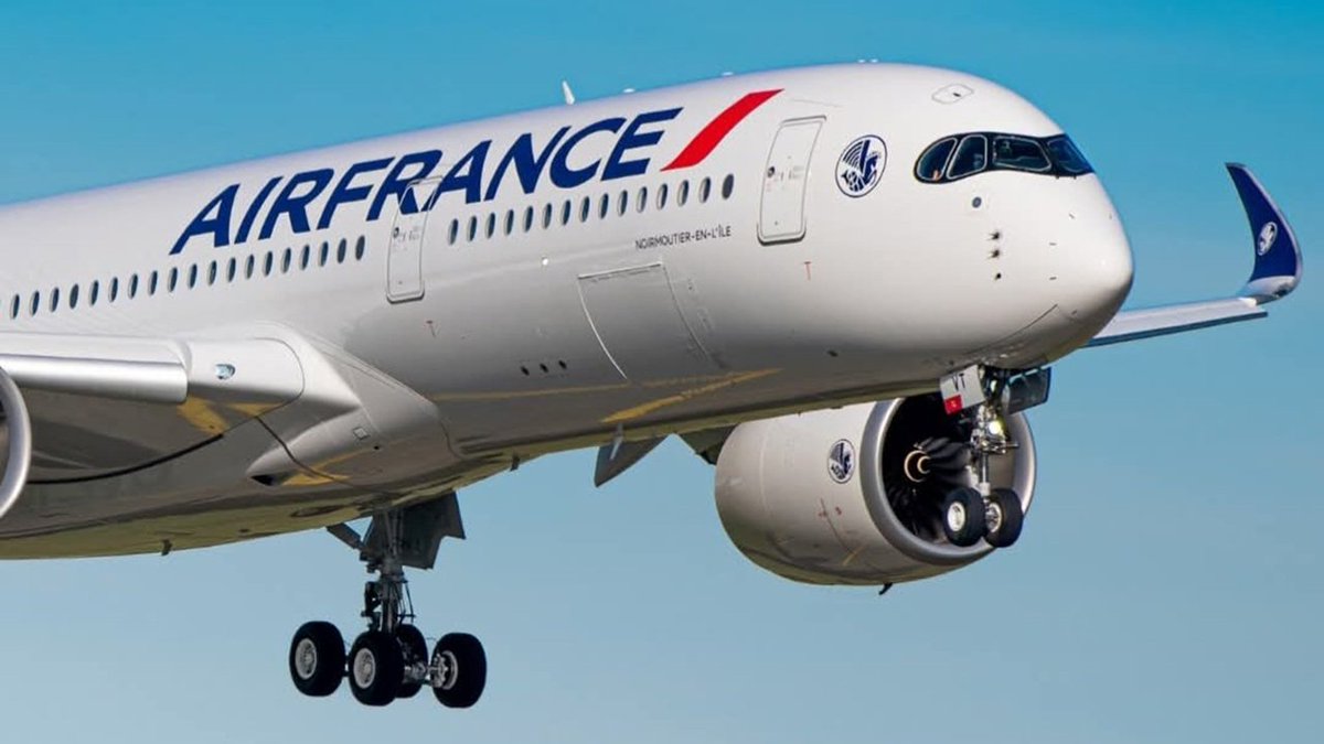 L_ThinkTank's tweet photo. [ 🇫🇷 FRANCE ]

🔸 Air France ne sert désormais plus que des boissons françaises à ses passagers Business et La Première sur les vols moyen et long-courriers au départ de Paris, ainsi que dans ses salons d’aéroport.

Schweppes Tonic, Sprite et Fuze Tea ont notamment été retirés de l’offre. Coca-Cola reste la seule exception, la compagnie expliquant qu’il s’agit d’une boisson particulièrement demandée par sa clientèle internationale.