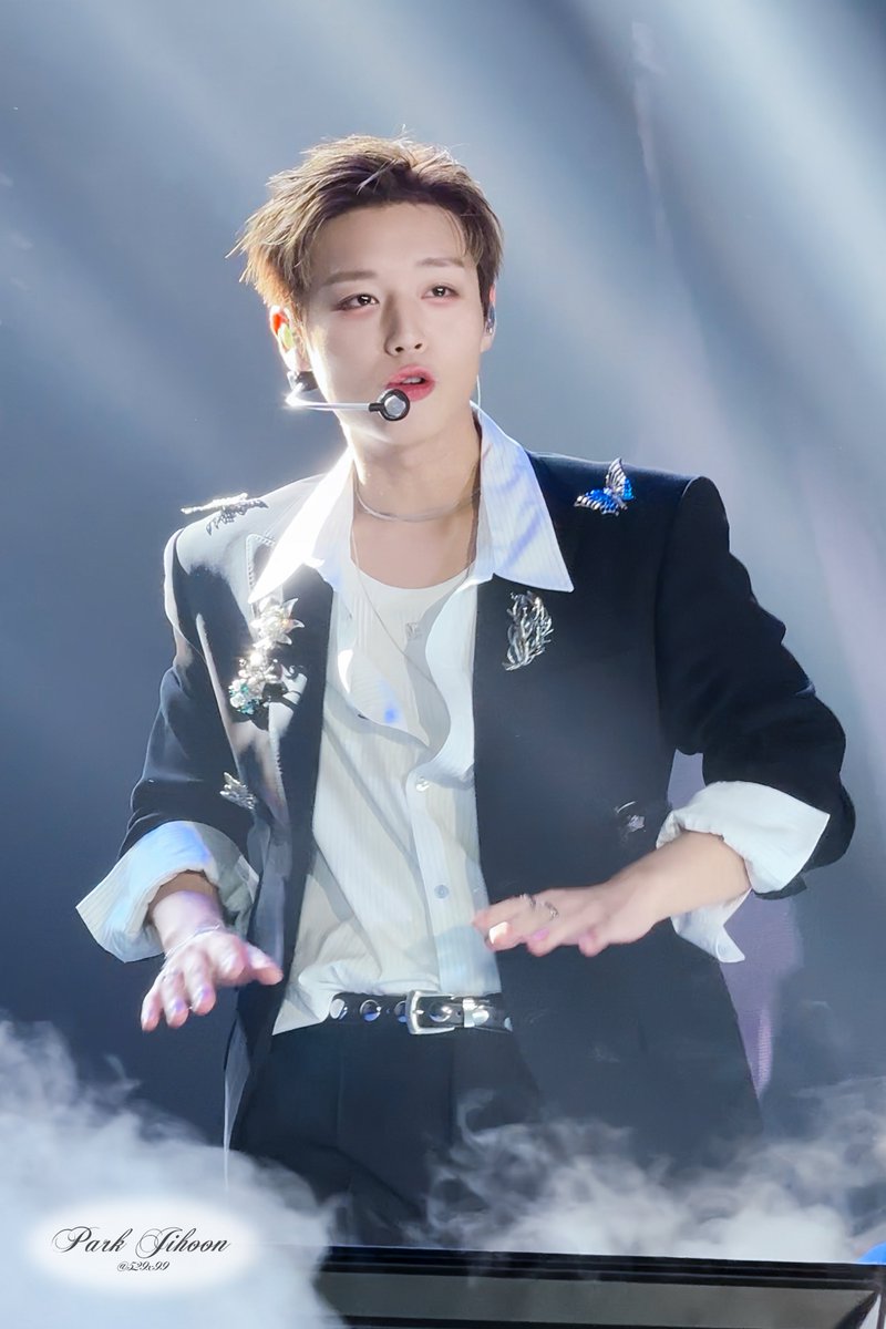 529x99's tweet photo. 260619 RE:FLECT FAN CONCERT in HO CHI MINH
베트남 팬콘

❥―(⸝⸝⸝♥ᯅ♥⸝⸝⸝)―➤ᩚ ✨️

#박지훈 #PARKJIHOON https://t.co/U56N260MQN