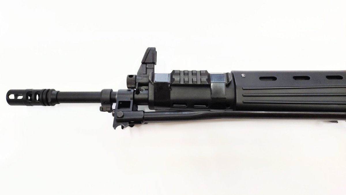 AutomatPlastics's tweet photo. 89式小銃用というか脱落防止文化圏用ブラックテープ固定式レール。
分解不要で脱落防止のついでに取り付けられるし、小型ライトとスイッチ程度ならこれで充分行けそう。 https://t.co/ySlsN6HEnh