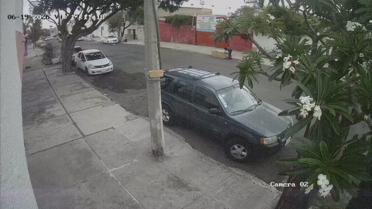 Gaby_Inos's tweet photo. @Trafico_ZMG @GuadalajaraGob @VeroDelgadilloG @TVAztecaJalisco @nmasguadalajara 
A dónde se denuncia a los vecinos que dejan basura sobre las banquetas?? Este vecino es acumulador y lo que no quiere lo deja en otros sitios o hasta afuera de una escuela. https://t.co/bLlgBHCPim