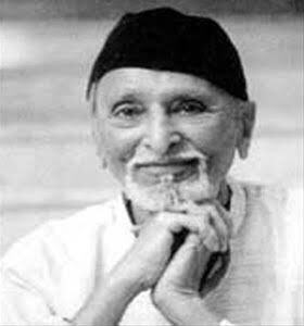 KaanchanRanade's tweet photo. सहजसुंदर अभिनयाने प्रेक्षकांच्या मनात घर करणारं आणि जुन्या नव्या पिढीशी अभिनयाच्या धाग्याने  जोडलं गेलेलं व्यक्तिमत्व म्हणजे अभिनेता चंद्रकांत गोखले...अभिनयाचा वारसा जोपासताना त्या��डे केवळ उत्पन्न नि व्यवसाय साधन म्हणून न पाहता त्याचा आनंद घेतला आणि लोकांना दिला.आज पुण्यतिथी https://t.co/GpmzgNQQVC