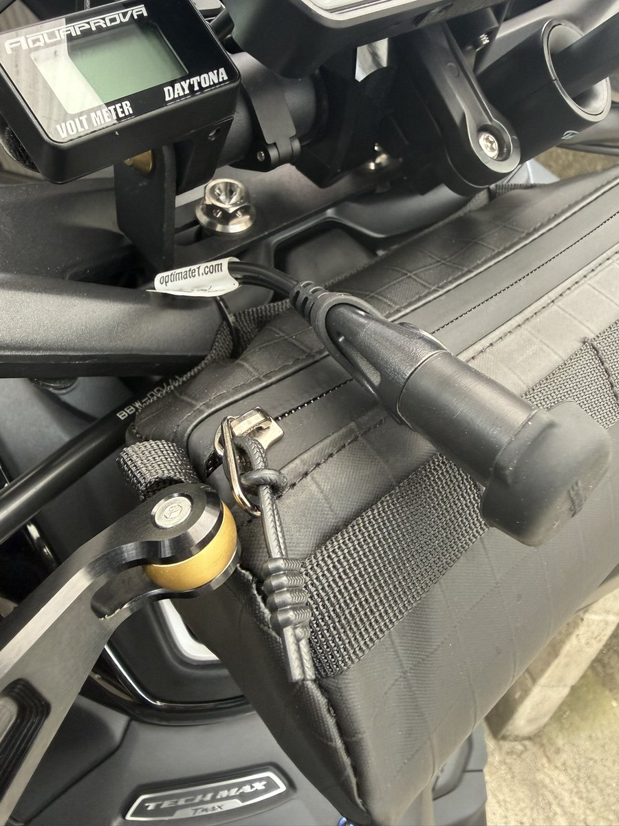 brushless023's tweet photo. tmax560にオプティメイトの太陽光発電の充電コネクタを設置
ハンドル下にだらんと
まー今週末から運用開始 https://t.co/lisCVD82cc