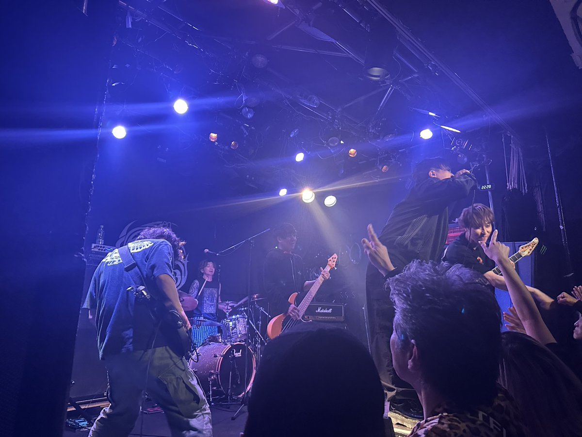 moshbase_001's tweet photo. 6月19日閾
皆さんありがとうございました！！
平日夜STARTという事もあり出演4バンドといつもより少なめではありましたがそれぞれのバンドの音の濃度が高くてヤバかった😍
そしてフロアを埋め尽くしたオーディエンスの熱気を浴びてライブ出来たのがスゲー幸せでした！！
来年も6月19日絶対やります！ https://t.co/FE5TafGynA