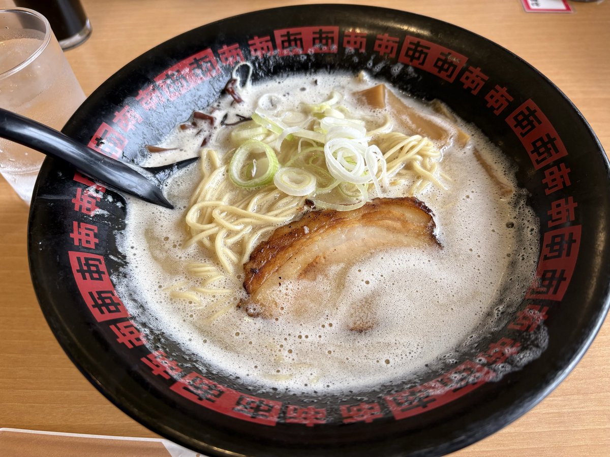 KoteChannel's tweet photo. ラーメンを食べる🍜 https://t.co/YeexN3fpxS