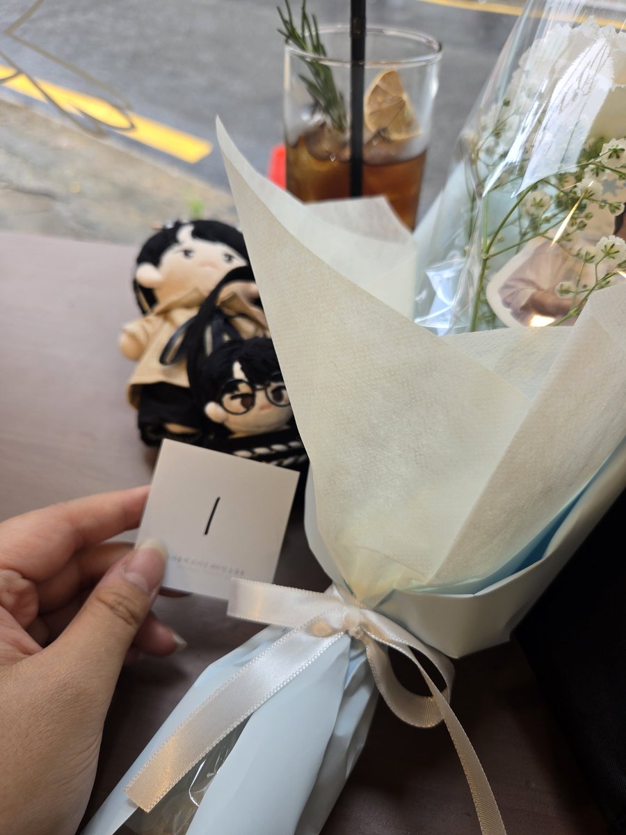 _schnee_03's tweet photo. 1번 오예
엽님 오실지 모르겠지만 앉아서 선물 준비하고 과제해야지 https://t.co/DilusfMMGT