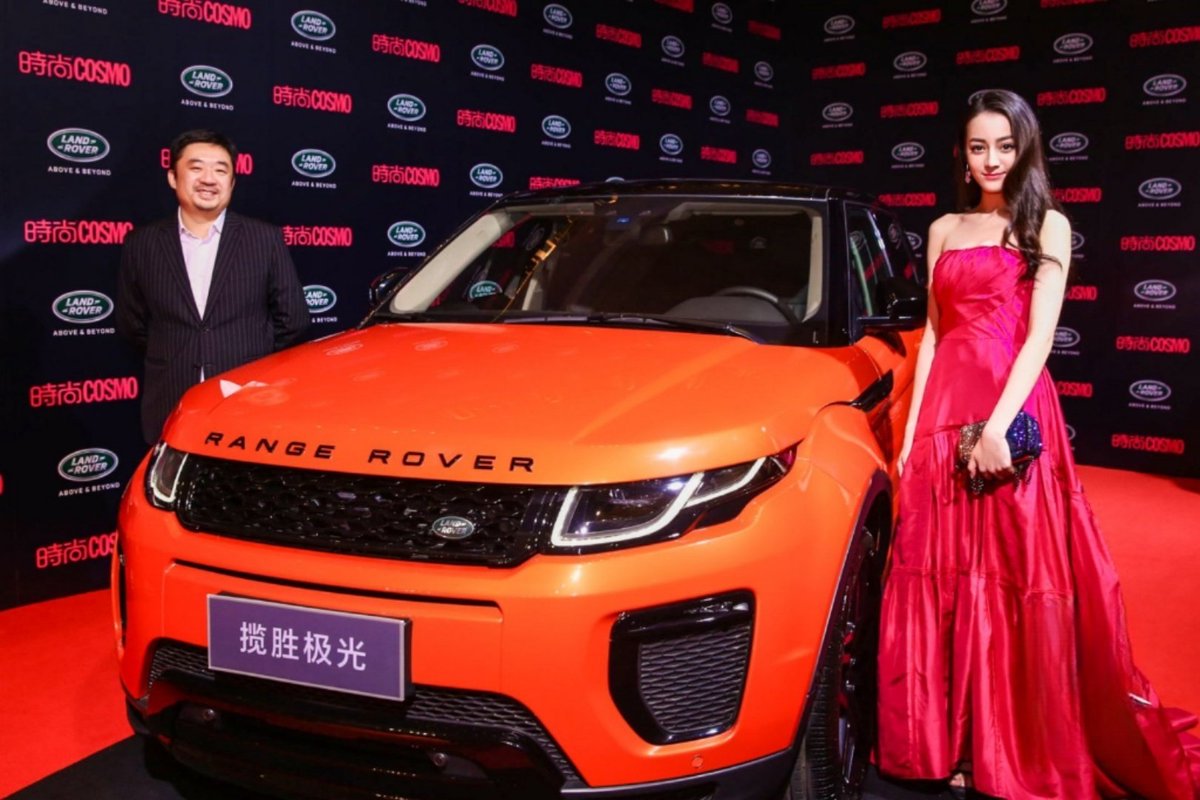 OnlyDilrabaxx63's tweet photo. In 2016, Dilraba posed for a photo with a Land Rover at an event (not part of the same series)
Ten years later, Dilraba became the brand ambassador for the Land Rover Defender✨👏🏻

#Dilraba #Dilireba https://t.co/PzG4Ygywfd