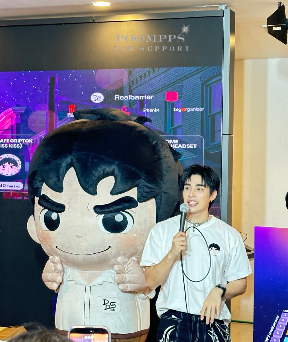 PoomppsFanSupTH's tweet photo. ตอนนี้น้องมาที่บูทเมิร์ชนะค้าบ

#PoomsTheMusicalConTalkShowDay https://t.co/7XZ3d7N1Aw