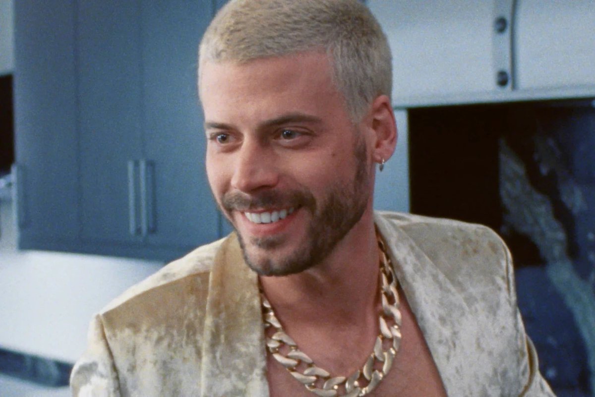 aarongayguy's tweet photo. It’s actually a really hot time for on-screen bisexuals right now https://t.co/oCRij5fycr