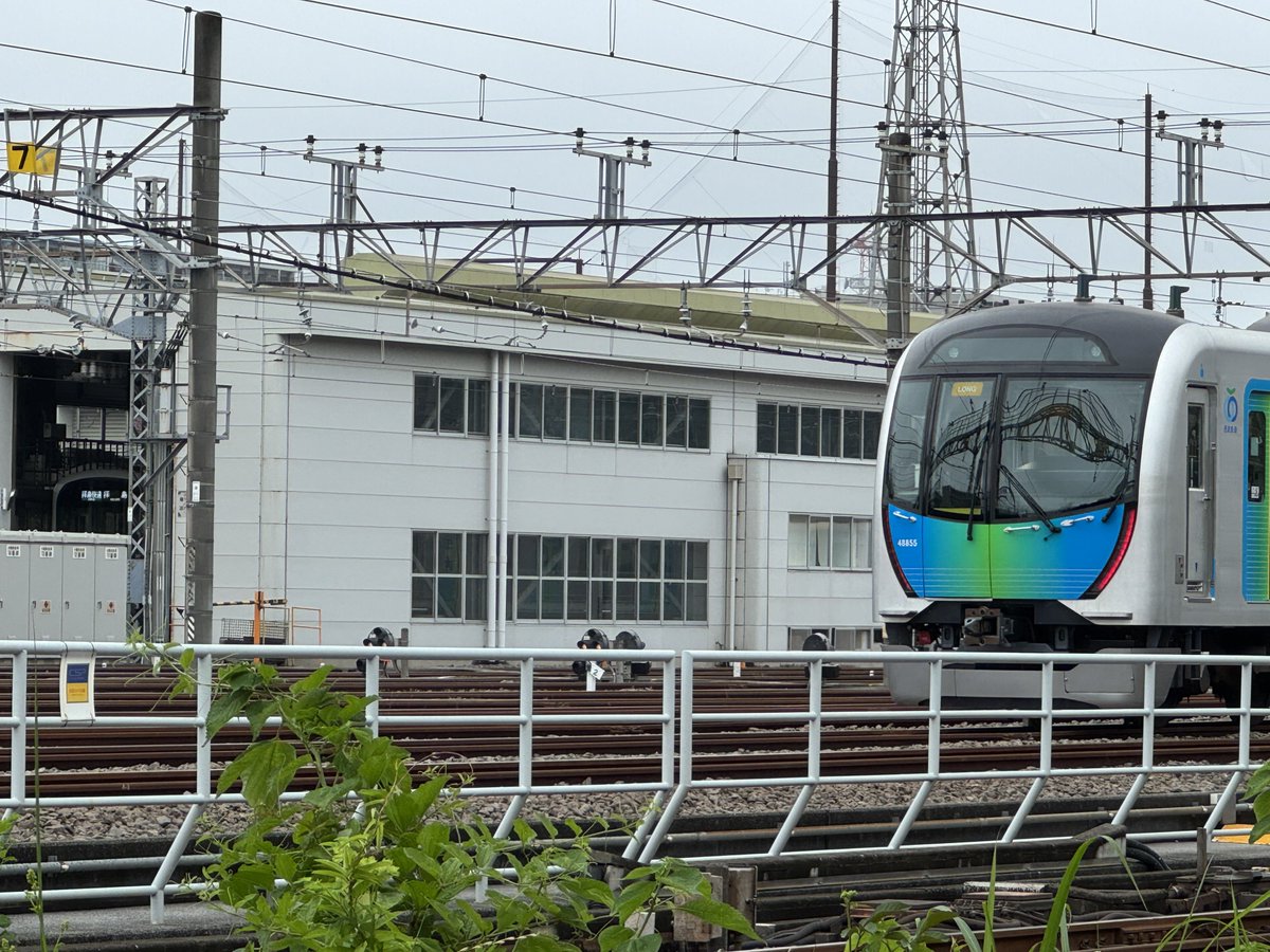 hm_kotsu's tweet photo. 48155Fが、玉川上水車両所に。
昨日の朝は、その姿は無かったので、昨夜回送されて来たのでしょうか？
40000系8両編成が、拝島線に入線するのは、とても珍しいことです。
トキイロ導入に向けた動きなんでしょうか？

3枚目と4枚目をよく見ると… https://t.co/b2mOVW3x9y