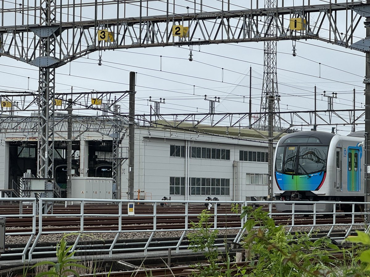 hm_kotsu's tweet photo. 48155Fが、玉川上水車両所に。
昨日の朝は、その姿は無かったので、昨夜回送されて来たのでしょうか？
40000系8両編成が、拝島線に入線するのは、とても珍しいことです。
トキイロ導入に向けた動きなんでしょうか？

3枚目と4枚目をよく見ると… https://t.co/b2mOVW3x9y