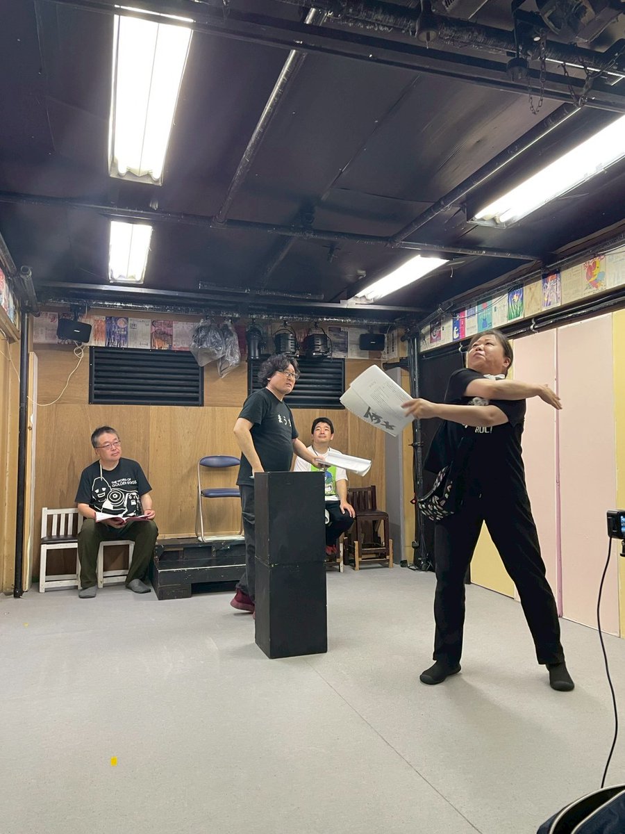 madopun's tweet photo. 【劇団第一主義】
お稽古でした。
ゾクゾクするお稽古場で、アタフタしてます(笑)
だけど、そんな場所に居られるのが何より嬉しい♪
ご予約お待ちしております！！

『天才だって死ぬ』
7/29～8/2@布施PEベース
3500円
ご予約↓↓↓
https://t.co/zz4YmOOt2D… https://t.co/HrAYrD7KlC