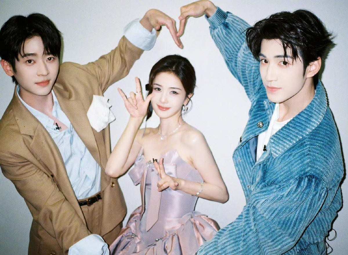 lulujiemi's tweet photo. all these visuals in one picture https://t.co/6VXQ038Ba6