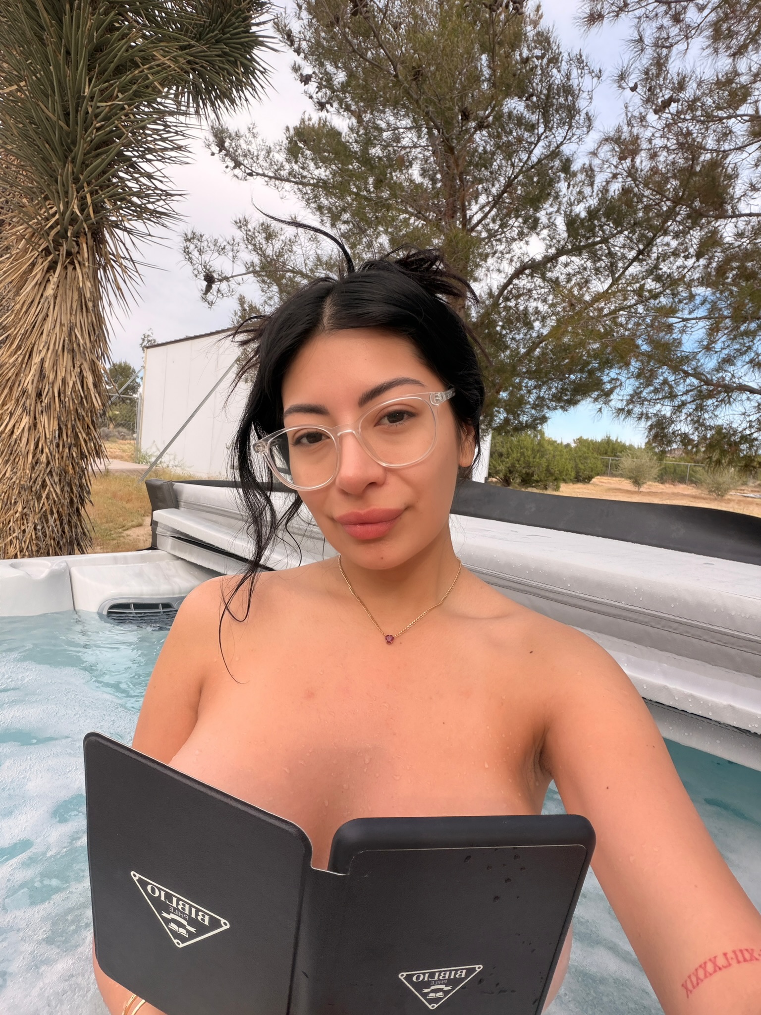 If i'm not filming smut I'm reading smut 🤷🏻‍♀️ https://t.co/3JxpL6dSI1
