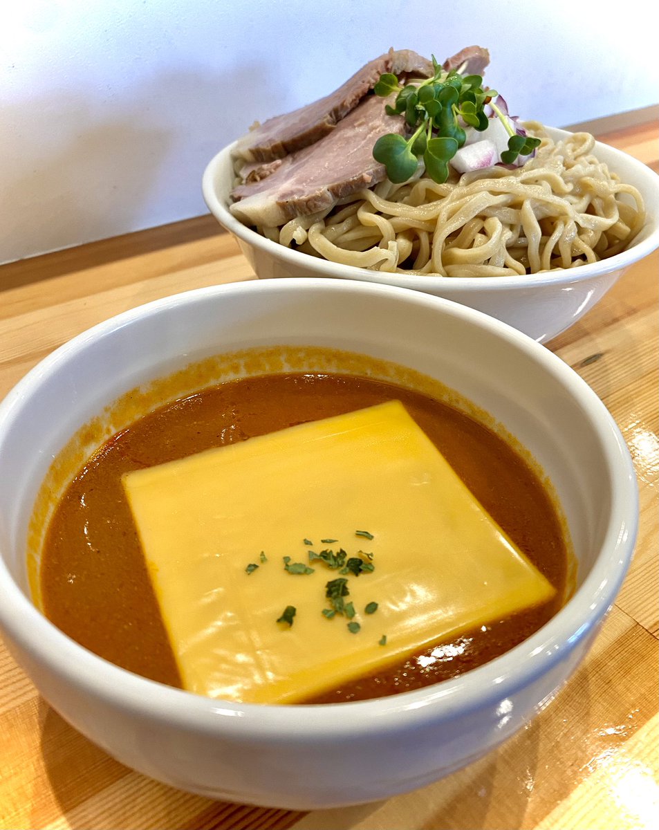 4AfhiBM8A7twiCX's tweet photo. 今日のおやつ🍜✨
ヤマロク上杉店(2周年ありがとう祭限定『赤海老のビスク風つけ麺』＋チーズ＆麺まし)

ド直球の麺姿
着丼の瞬間から海老のいい香り
粘度もあり濃厚な旨味がたっぷり

つけ汁に浸して麺を頬張ると….

脳天直撃の美味さに感動しました

ステッカーも無事にGET
おめでとう＆ごち様🙏 https://t.co/6crTVDiD6J