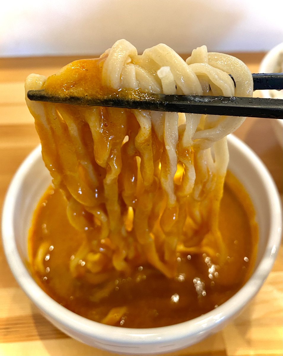 4AfhiBM8A7twiCX's tweet photo. 今日のおやつ🍜✨
ヤマロク上杉店(2周年ありがとう祭限定『赤海老のビスク風つけ麺』＋チーズ＆麺まし)

ド直球の麺姿
着丼の瞬間から海老のいい香り
粘度もあり濃厚な旨味がたっぷり

つけ汁に浸して麺を頬張ると….

脳天直撃の美味さに感動しました

ステッカーも無事にGET
おめでとう＆ごち様🙏 https://t.co/6crTVDiD6J