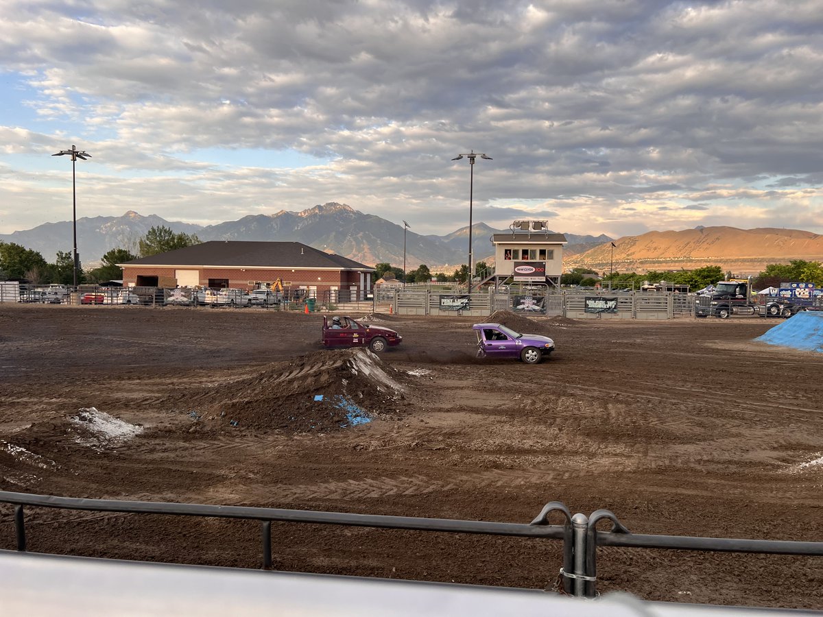__Trav_'s tweet photo. Half car racing has me dying 😂😂😂 https://t.co/6U5ETbCcT2