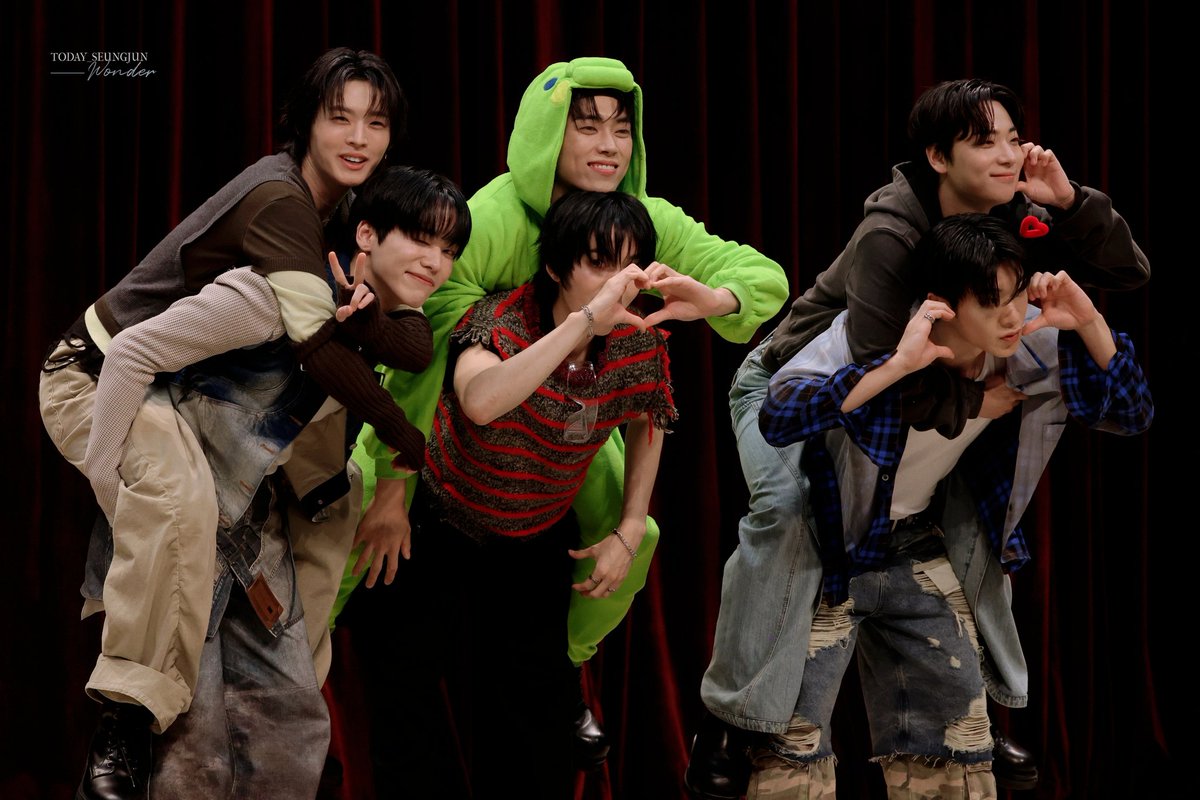 WONDER_950113's tweet photo. 260619 싸웨 대면팬싸 #온앤오프 #ONF

상황 = 묵찌바로 팀나눠 2:2:2 어부바하기
맏막즈🐰🐿 / 냥말즈 🐶🐱 / 왓션맨 🐹🦍
🐰🐿 > 유토가 자기 힘쎄다고 효진이 업는다고함
🐶🐱 > 고양이는 형아한테 업힐 생각만 함
🐹🦍 > 기니는 고릴라를 업을 힘이 없음 https://t.co/qG1FJIpy6H