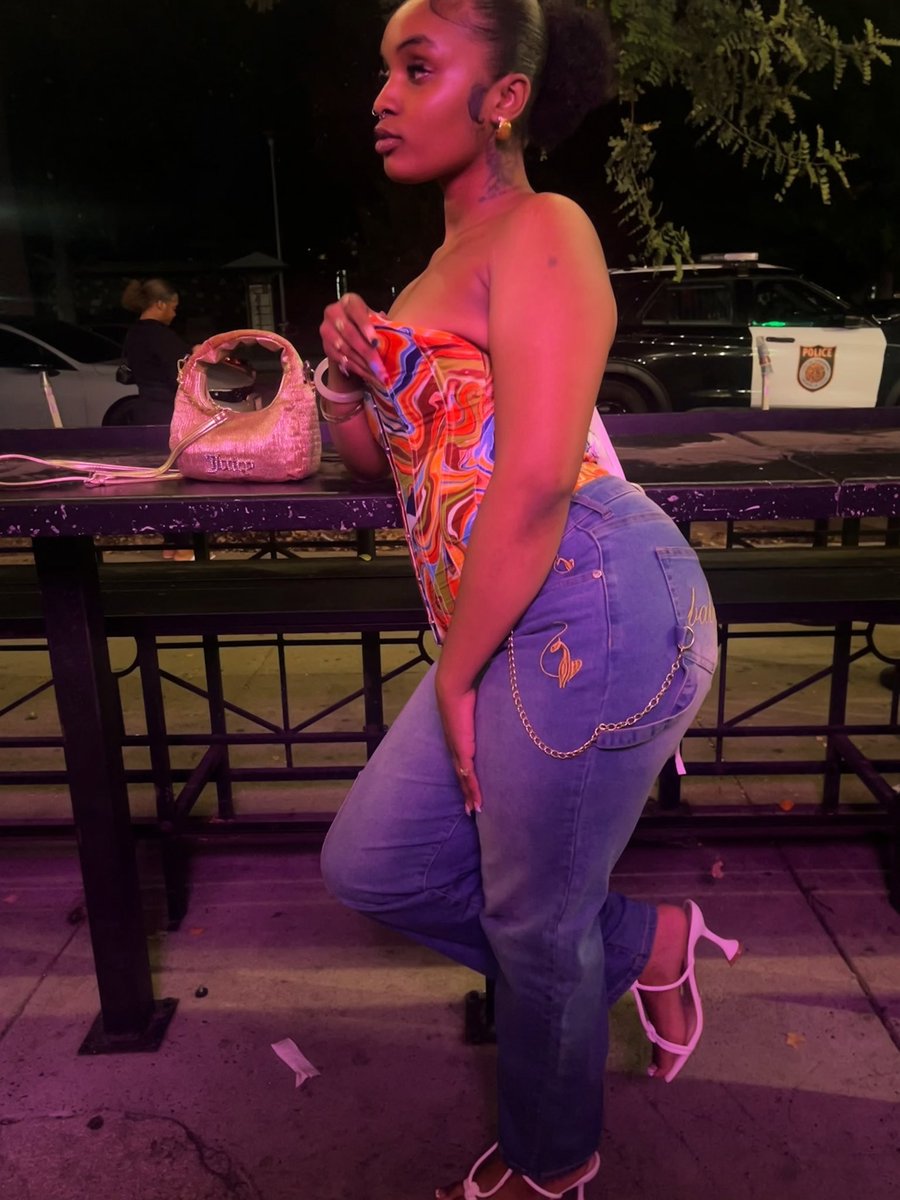 theeeesweetest's tweet photo. 🏆🧡 https://t.co/PCWjOWPQaF