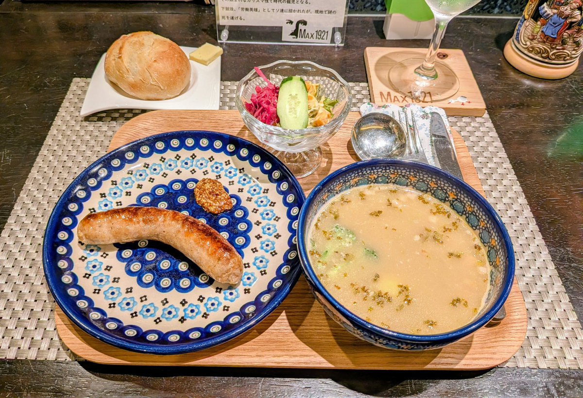 Nagisa56941's tweet photo. 京都市役所近く
Max1921 book cafeでランチ
ポーランド料理🇵🇱が食べられるお店！
ボルシチ・ビーフストロガノフみたいな定番から聞いたことない料理まで種類豊富✨️

ポーランドの家庭料理ジュレックをチョイス🍲
具沢山の酸味のあるスープが美味しかった🥰

#京都グルメ https://t.co/ALyznm4k8S