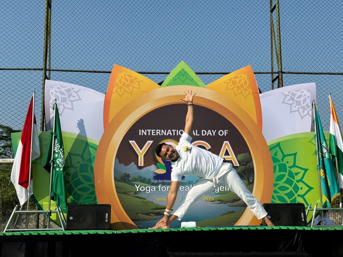 IndianEmbJkt's tweet photo. Celebrating Wellness and Longevity at UNWAHAS! ✨

A look back at the International Day of Yoga 2026 celebration held at UNWAHAS, centering on this year's official theme: "Yoga for Healthy Ageing." 🧘‍♂️

Led by the renowned yoga instructor Anjasmara, the event was highly honored by the presence of the Ambassador of India, the Consul General of India in Surabaya, the Rector of UNWAHAS, and hundreds of passionate yoga enthusiasts. Together, we embraced the journey toward lifelong health, mindfulness, and vitality. 🇮🇳🇮🇩

#IDY2026
#InternationalDayOfYoga2026 #YogaForHealthyAgeing 
#IndiaIndonesia
#MitraSelamanya 

@PMOIndia 
@moayush 
@MEAIndia 
@IndianDiplomacy 
@mygovindia 
@PIB_India 
@DDNewslive 
@sandiplomat 
@HcgiSurabaya 
@anjasmara 
@Iccr_Jakarta 
@UnwahasKita