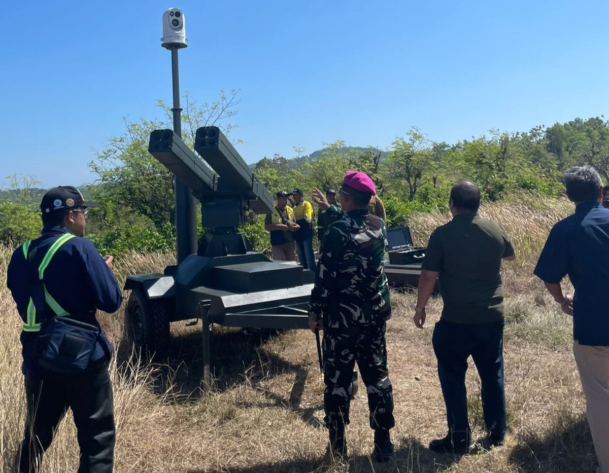 Jatosint's tweet photo. 🚀@officialptdi tested its domestically developed 70mm (?) Wrap Around Fin Aerial Rocket (WAFAR) in East Java using two different rocket tubes/pods (18/6)

📸@marinir_tni_al https://t.co/XJayeuVebs