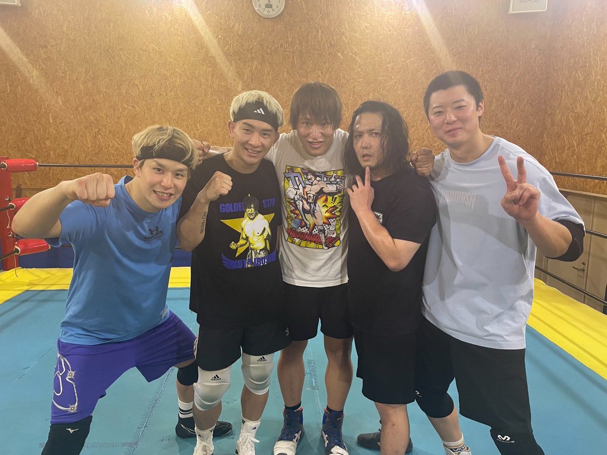 ryuto0977's tweet photo. 昨日は飯伏さんの秘密基地で初プロレス🔥

小さい頃テレビや会場で見てた人にプロレスを教えてもらえる日が来るなんて、、
最高に幸せな時間でした！

飯伏さん、幸光さん
ありがとうございました😊

でももう体バッキバキ、、、

#飯伏プロレス研究所 https://t.co/QF07jAGI9u