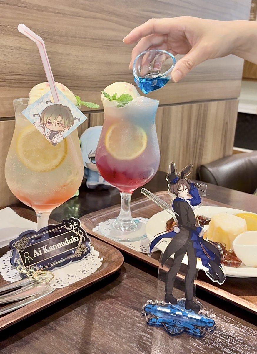 dk_ilu's tweet photo. 先日フォロワーさんとご一緒させて頂きました！あくねこはヴィクトリアンカフェに連れて行こうと思っていたのですが、通知で乱入してきてちょっと面白かったです😂 待てなかったか🦋 https://t.co/sON3e6oKU6