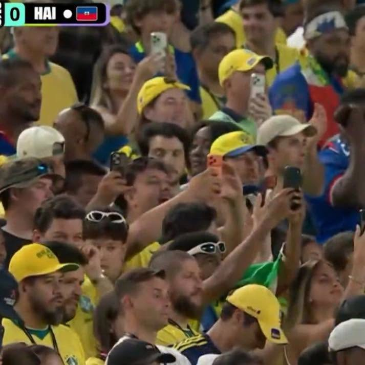Noitedecopa's tweet photo. 🇧🇷 Todos os torcedores brasileiros no estádio aplaudiram e ovacionaram Endrick quando ele pisou no gramado.

Quase todos também pegaram seus celulares para registrar a estreia de Endrick na Copa do Mundo.

FENÔMENO! https://t.co/4z1qRUeFDQ
