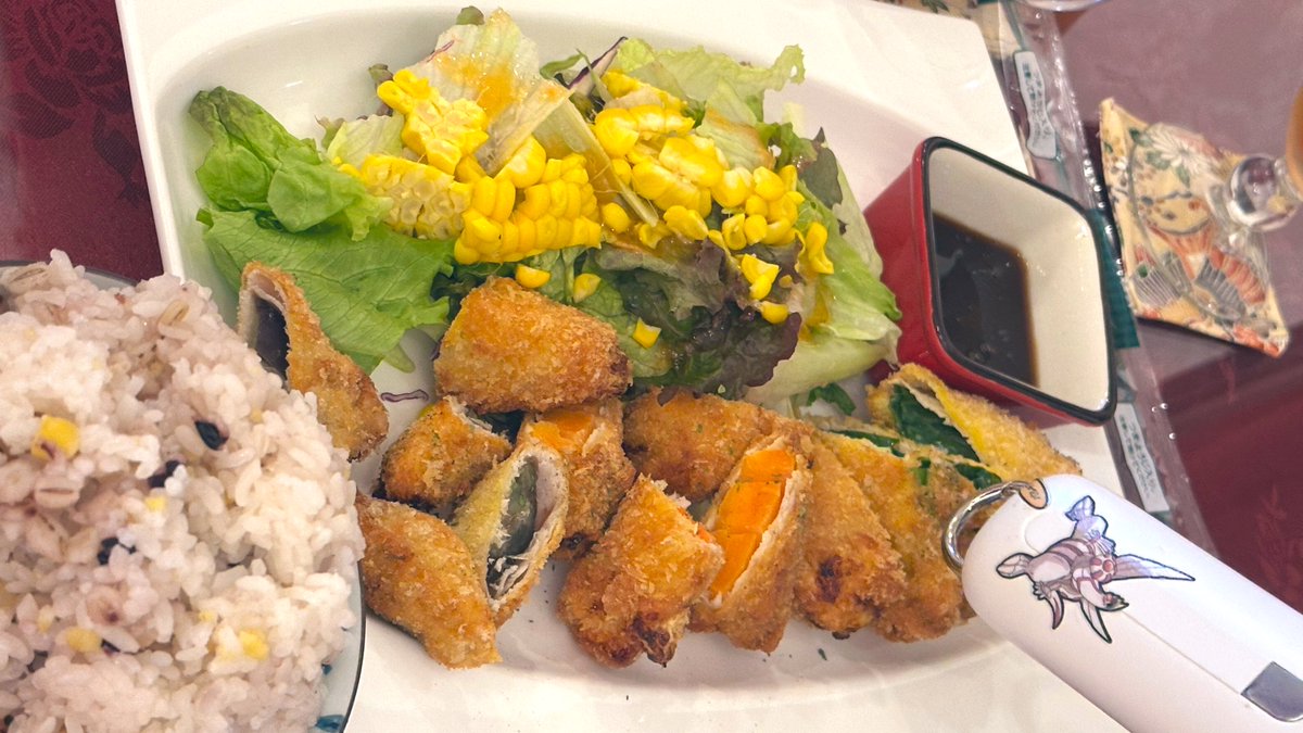 pericafe's tweet photo. おはようございます☀️
ブルーベリー祭り開催中🫐フレッシュブルーベリーのタルトおすすめです(๑•̀ㅁ•́ฅ✨
メロンショートケーキもどうぞ（🍈•᎑•🍈）

🍝本日おすすめ︎🍝
🥔お取り寄せ3種のコロッケてぇしょく
🍖野菜の肉巻きフライてぇしょく
🍝エビとアボカドのジェノベーゼ
🥬ゴーヤーチャンプルーてぇしょく
🍋夏の!鶏塩レモン冷麺
🐟初夏のハモしゃぶ御膳
〜ハモしゃぶ 湯引き 野菜天ぷら〜
🥔にくじゃがだし巻きてぇしょく
🌶ハラペーニョシリーズ
ジャンバラヤ/キーマカレー/ピザトースト
🍝ミートボールスパゲティグラタン

🍰デザート🍨
🌈レインボーメロンショートケーキ
🥧フレッシュブルーベリーのタルト
🫐フレッシュブルーベリーのカスタードパイ
🍫チョコミントムースケーキ

本日も美味しいもの沢山(*´༥`*)♡
対戦よろしくお願いします(　＾ω＾)