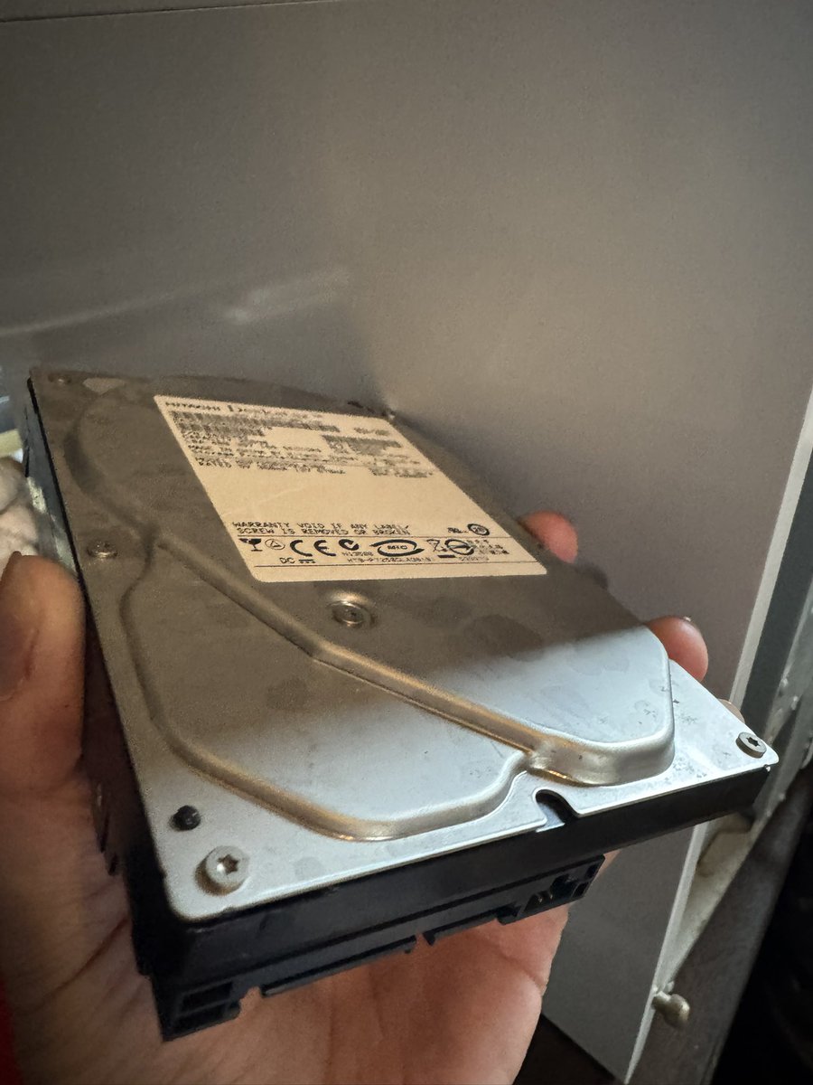 miapom's tweet photo. 実家のPCからHDD抜き取った。
20年前くらい前に自作したPCなんだけど、ワンチャン古い写真とか抜き出せたらいいなぁ。 https://t.co/H0DsWe1xvm