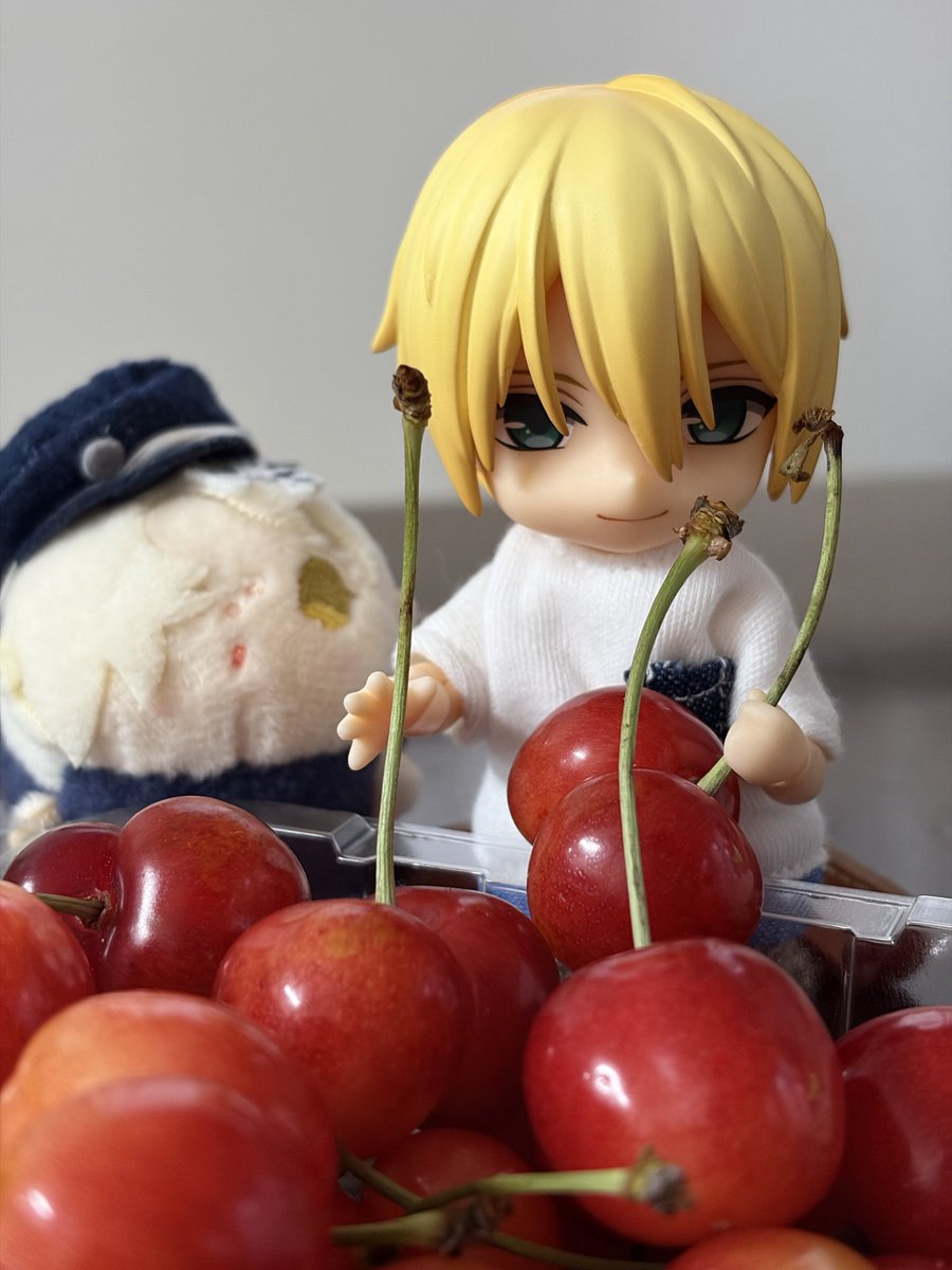 mochiusa_saniwa's tweet photo. 初物ですよ、主♪
やまがたのさくらんぼ🍒
佐藤錦は今年豊作らしく、双子のはねものがお安く買えたよ

#ねんどり#ぬいとり
#ねんどろいどどーる
#ねんどろ刀剣男士 https://t.co/AE92LMX5Mk
