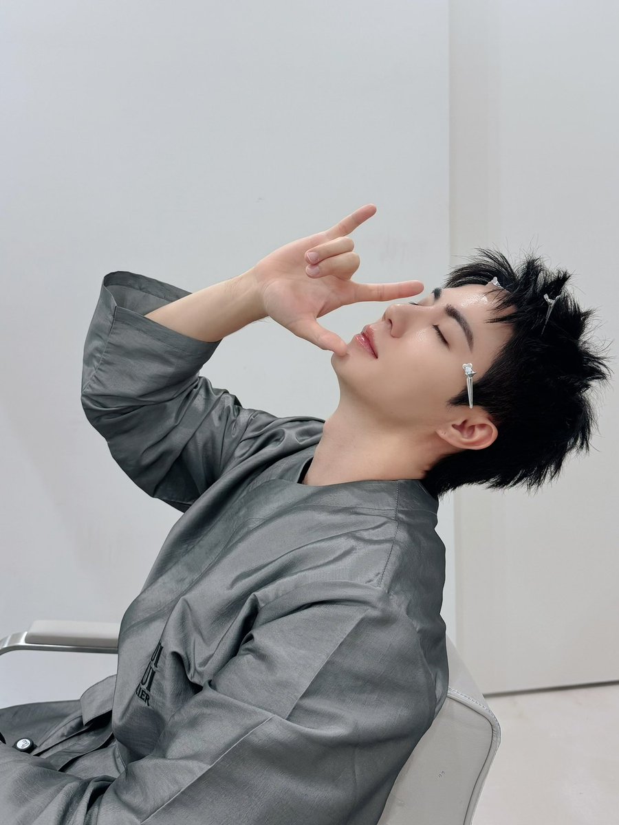 ijhsk7575's tweet photo. 준비하는 모습도 잘생김😍
늘 항상.. 멋지지만...
오늘은 더욱~ 멋짐 가득이겠징!🥹🤟

#ZEEPRUKFMINKOREA

🌊 @zee_pruk 
#ZeePruk #Zunshine https://t.co/g0iYiykZnV