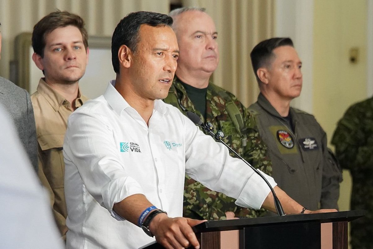 RevistaElPanor1's tweet photo. #Región📰Para garantizar una jornada electoral segura y transparente el @GobdeSantander @GralJuvenalDiaz y el @mindefensa @PedroSanchezCol revisaron el #PlanDemocracia2026. Más de 10Mil miembros de la fuerza pública, brindarán seguridad y tranquilidad en #Santander. https://t.co/xoQ1BRHkeD