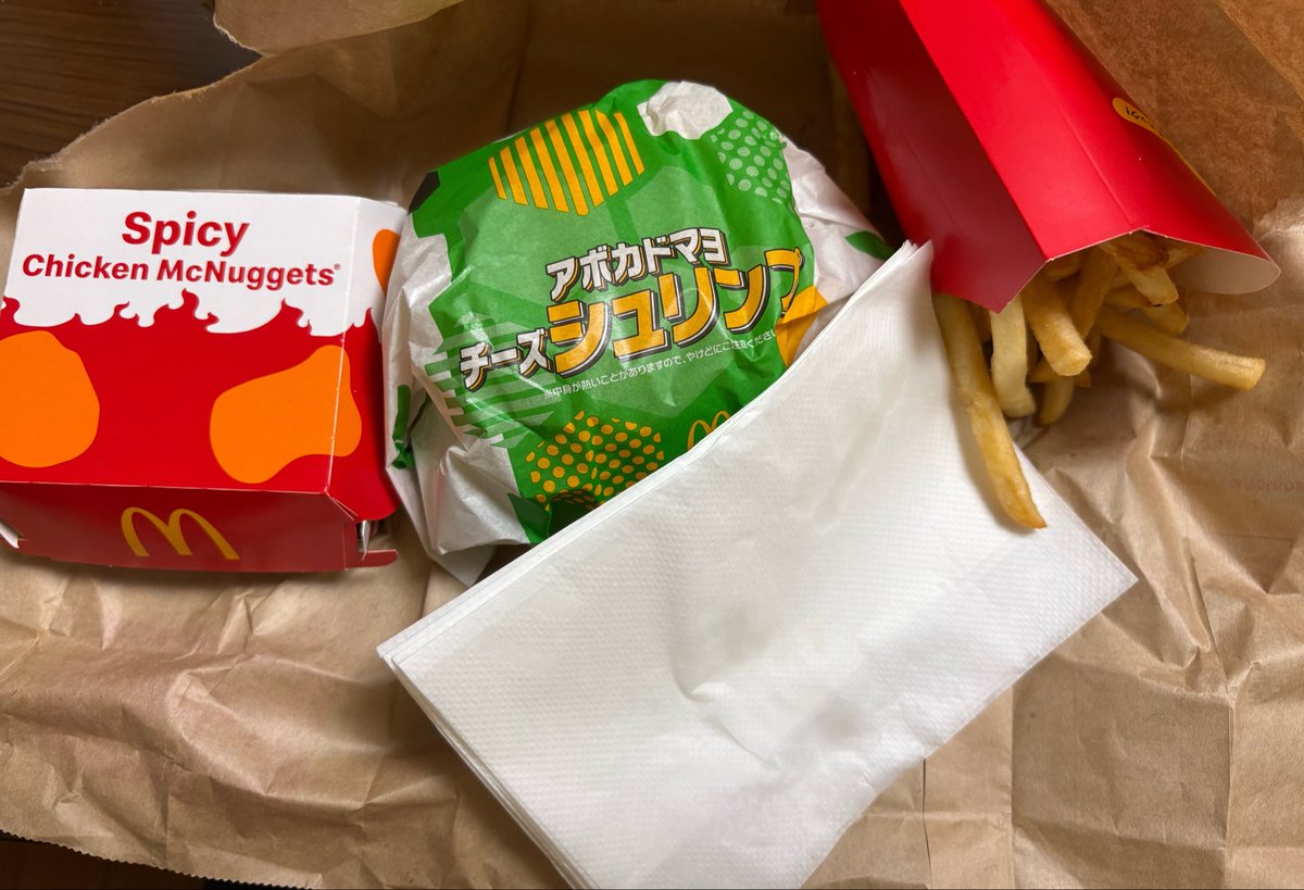 puuchan666's tweet photo. マック〜♪
なんかレジにスタッフ全員集合してるわ
次々に「おはようございます」って出勤してくるスタッフ多いわで全員招集かけられたのかと思うくらい店の中スタッフでヤバかった🤣 https://t.co/1UVA8K2bdB