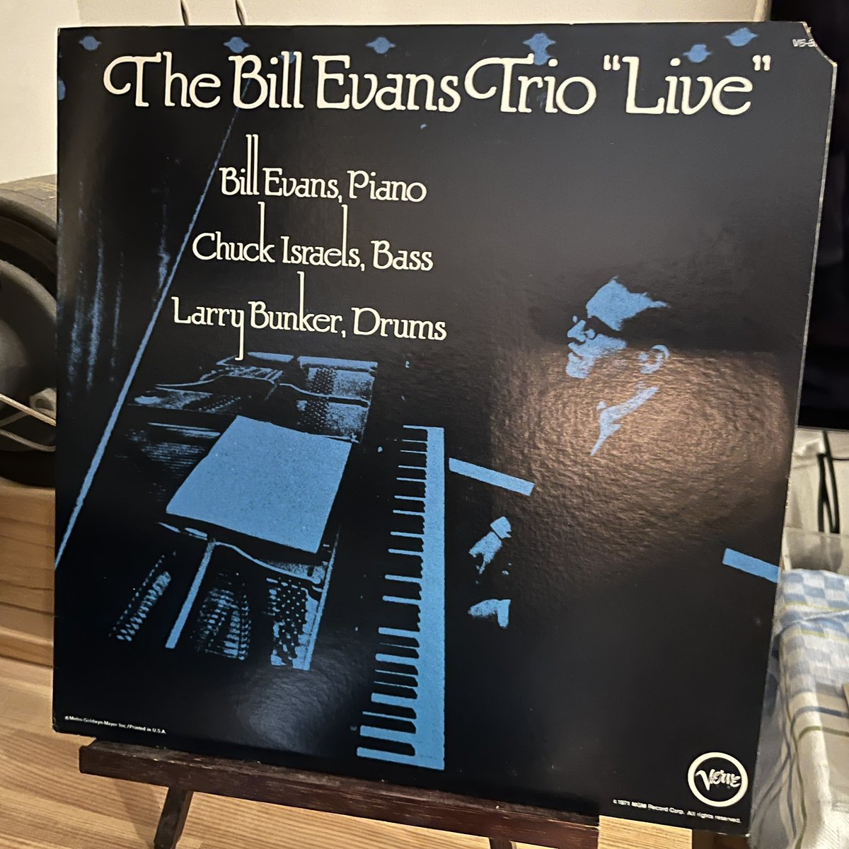 jazzlifeinfo's tweet photo. #NowPlaying #jazz
The Bill Evans Trio Live

そういえば持っていなかったと思い入荷。

家で再生するときに、カットアウトジャケットだったことに気付きました。

演奏は、このトリオのサウンド◎ https://t.co/gh8dRzLDX1