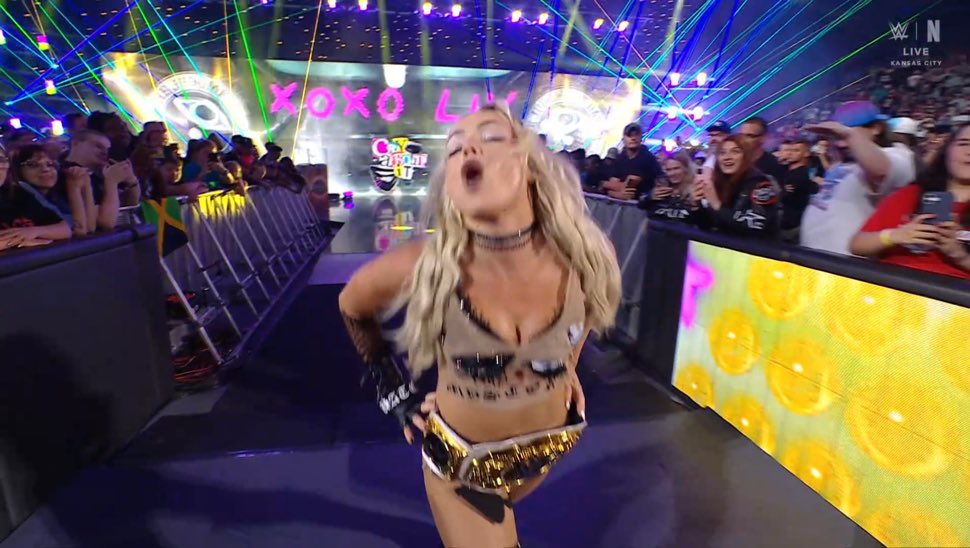 LaPipeBomb's tweet photo. Que rola más decadente tiene Liv Morgan.

#SmackDown https://t.co/5q0oSC4Mrv