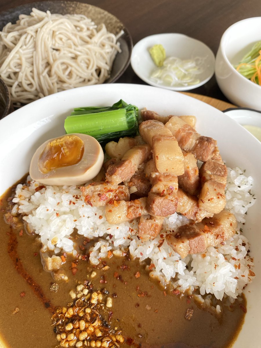 sobadays2015's tweet photo. こんにちはー
今日はちょっと迷わせる投稿ですよーー
（たぶん(笑)）

画像の2人(笑)
カツ丼か
カレーweek限定のルーローカレーか。

どっちが良いですかねー(笑)

いやー
これは自分で言うのも何ですが
なかなか悩ましい組み合わせです。

蕎麦DAYSのカツ丼は
いつもの安定感。

サクッと揚げたカツに
玉子がとろーんと絡んで
「やっぱりコレだよね」
となるやつです。

そしてもう一つが
カレーweek限定のルーローカレー。

台湾スパイスのきいた
ゴロゴロお肉を
カレーの上にドーン。

この肉感。
この台湾ぽい香り。
この見た目。

写真撮ってるだけで
お腹が鳴るやつです*\(^o^)/*

ちなみに魯肉のスパイスは
先週台湾で買ってきました！

しかもこれ
蕎麦屋のセットですので
カレーも食べて
お蕎麦もすすれて
ちょっと得した気分。

カツ丼で王道にいくか。

限定ルーローカレーで
今だけを楽しむか。
（ちなみに明日まで）

私なら……
たぶん決められません(笑)

お腹と相談して
その日の気分で選んでくださいねー

今日も美味しいもの食べて
ハッピーサタデーをお過ごしください♡