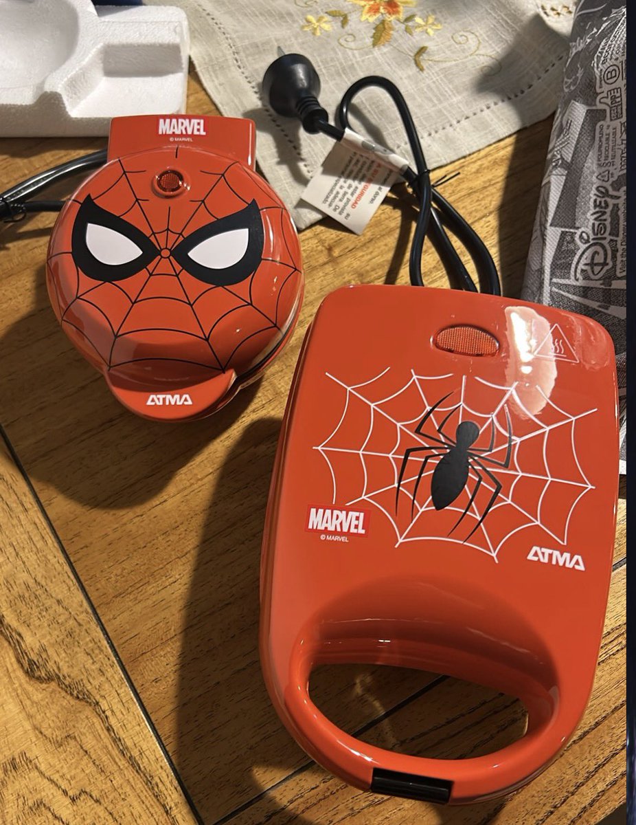 swiftmarbonita's tweet photo. los regalos que les hicimos a mi mejor amigo de 25 años que se recibió de abogado https://t.co/HktLLgVpcX