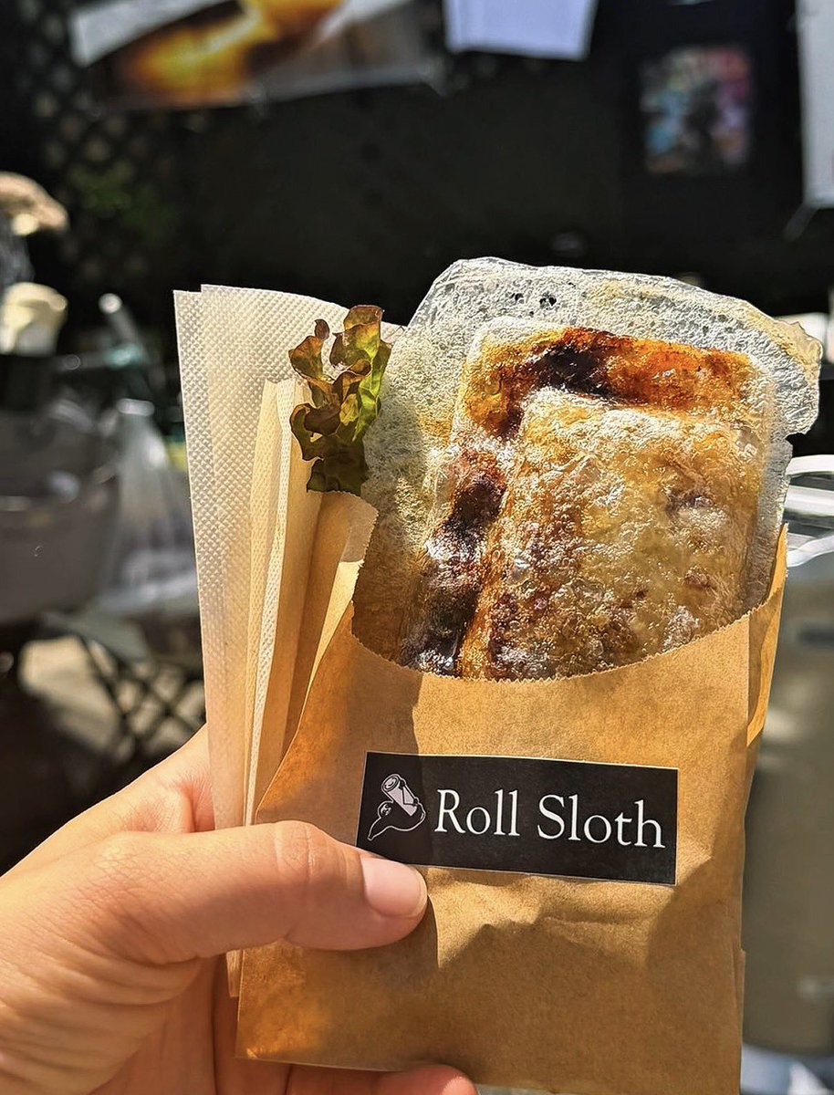 RollSloth's tweet photo. 「夏至カレーロール」の合言葉で、
カレーロール（800円）が600円に🍛🍛‼️
この投稿リポストして12時以降にお越しください🦥みなさまのご来店お待ちしております✨ https://t.co/Y61avPBAIf
