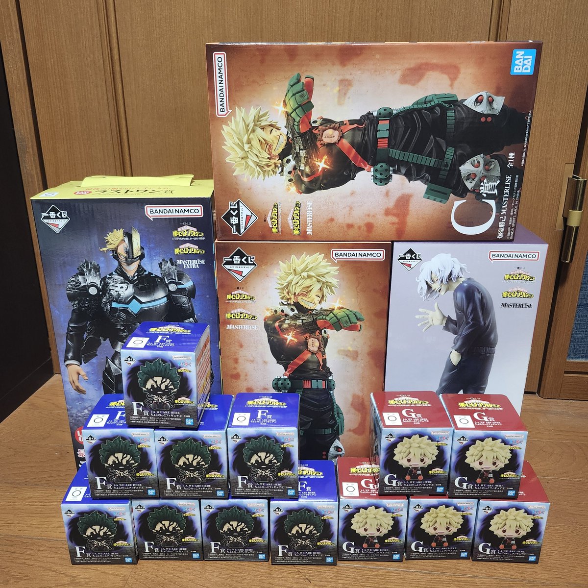 1787ty's tweet photo. 一番くじ　ヒロアカ

うちの近所のファミマは、もう…戦争でございやした…🫠
１店舗目で先頭4人組にザーンッ💥された時は焦ったけど、２店舗目で初手10💥、からの残27CCをザーンッ✨
更に、３店舗目で残70くらいから、10回でB死柄木✨

とりま、雨の中、徒歩で疲れたので休んでデク狩りに行きます👍 https://t.co/feDyDQHU0M