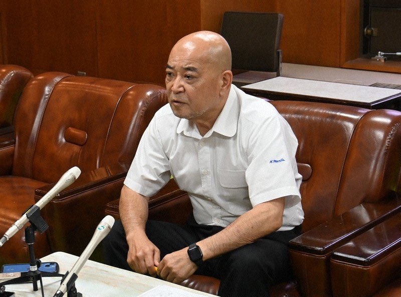 amatsuuni's tweet photo. 税金で貰って居眠りして、他の議員をいじめてるってどういう事ですか？？

それが仕事？？？？？？？？ https://t.co/7eYVOvyMqV