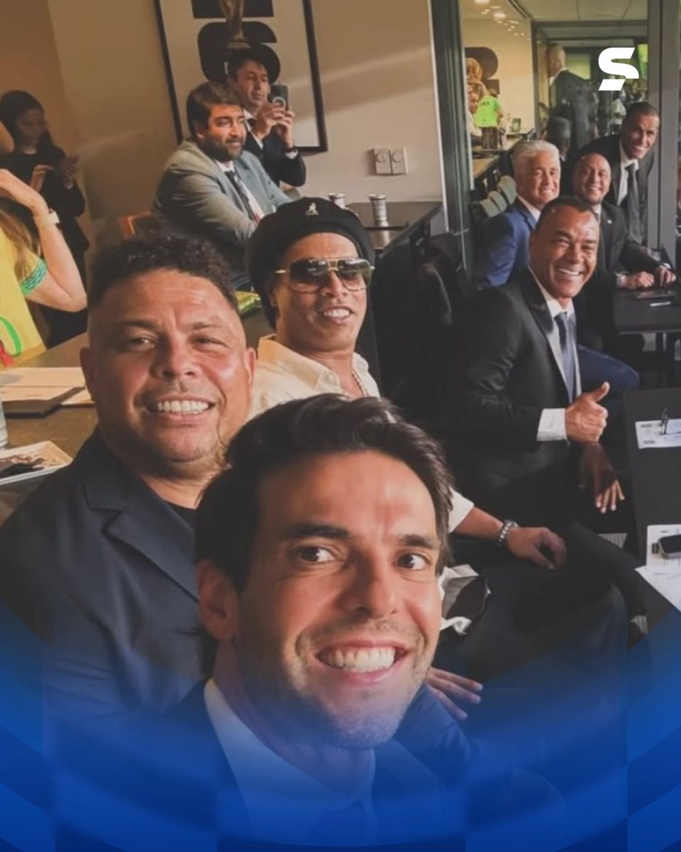 sportv's tweet photo. AS LENDAS ESTAVAM PRESENTES! ✨🔥

De um lado, a Seleção em campo. Do outro, alguns dos maiores nomes da história do futebol brasileiro acompanhando cada lance da estreia vencedora na Copa do Mundo. E fica a pergunta: será que a energia dos campeões ajudou a empurrar a Seleção para a vitória? 👀🔥

📸 @ronaldonazario.99

*Contém texto alternativo

#CopaNaGlobo #ViveNaGente #NossaSelecao #LendasDoBrasil