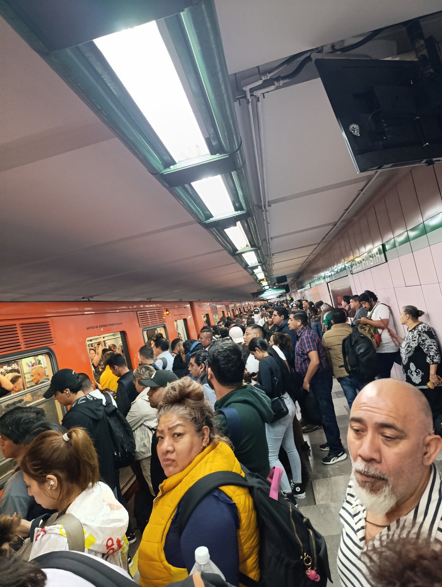 nozomowskyi's tweet photo. @MetroCDMX Ya no hay servicio en la línea B... usen otro transporte https://t.co/b5hsTmik76