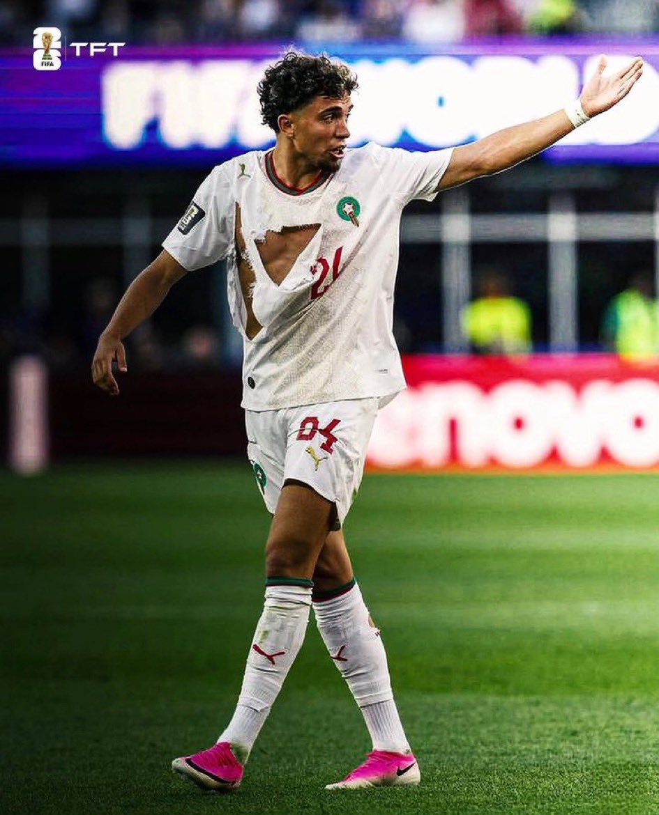 rskuntowiyoga's tweet photo. Jersey Puma Maroko ini robek parah di laga lawan Skotlandia semalam di Gillette Stadium, Foxborough.

Kalo masalah bahan mas @fajarrusalem @Jerseyforum mungkin bakalan bisa kasih insight.

Dari sisi sports marketing, foto ini mungkin adalah konten organik terbaik yang bisa didapat Puma, gratis, tanpa direncanakan.

Bukan sekadar estetika, ini evidence of effort yang tersiar ke seluruh dunia.

Puma punya pertaruhan besar di Afrika sejak Qatar 2022. 5 dari 11 timnas mereka di WC 2026 adalah tim Afrika. Maroko adalah flagship-nya.

Dan setiap foto seperti ini yang viral, jersey Puma Maroko yang kotor, robek, tapi tetap berdiri itu adalah kampanye yang gak bisa dibeli dengan budget iklan segede apapun.

Di dunia brand building ada istilah earned media. Ini contoh paling harafiah dari definisi itu.

Yang bisa diingat oleh brand Indonesia: product placement terbaik bukan di billboard atau TVC. Tapi di momen paling intense yang disaksikan jutaan orang secara bersamaan. 🥲🥲

#Puma #Morocco #WC2026 #SportMarketing