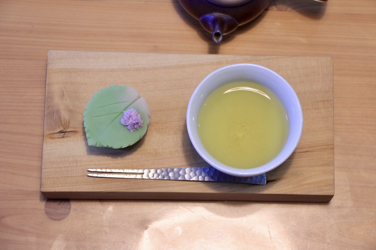 ueharasuomi's tweet photo. 今日の朝練はこしあんと6月の練切り紫陽花でした！
こしあんは大っ成功ー！！！！
粒あん並みにあずきの香りがするー！！！
これでまたさらに作る和菓子が格上げするぜっ😎✨ https://t.co/y3L07ygfj1