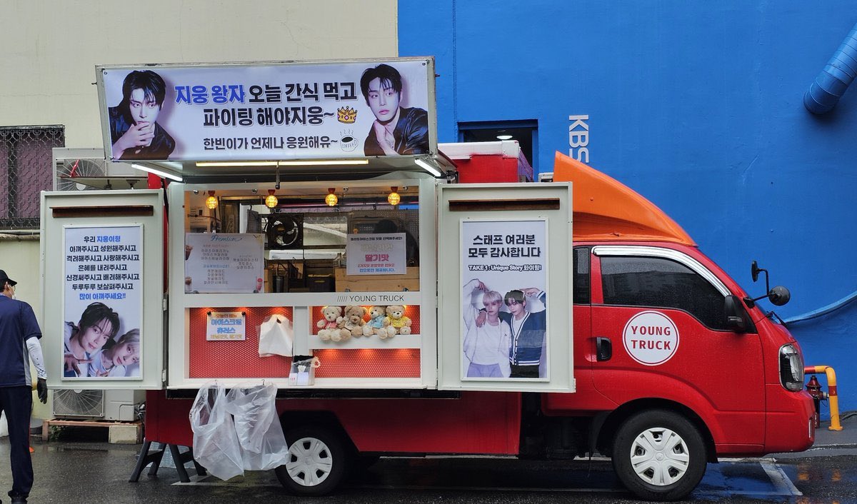 shbin_code's tweet photo. [ENG] 260620 #SUNGHANBIN sends a coffee truck for #KIMJIWOONG’s fanmeeting

Main Banner: Jiwoong prince, eat snacks and fighting for today~👑
Hanbin is always supporting you~☕️
(Note: All typed cutely and used Jiwoong’s name as a pun at the end too)

Side banner: Please cherish our Jiwoong hyung, support him, encourage him, love him, grant grace upon him, pay attention to him, be considerate of him, take care of him in all ways, and please cherish him a lot!!

Side banner: Thank you to all the staff
TAKE 1: Unique Story fighting!

#ZEROBASEONE #ZB1 #제로베이스원 @ZB1_official