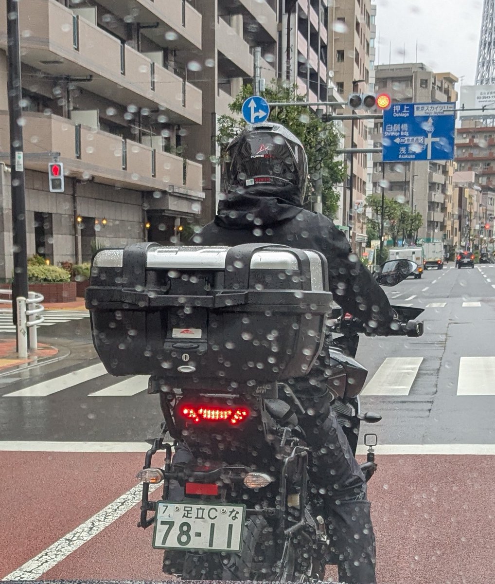 kiyuruTedaiA's tweet photo. 雨の中目の前で急ブレーキ！妨害されるので見かけたら注意⚠️ https://t.co/pdU0qss0Io