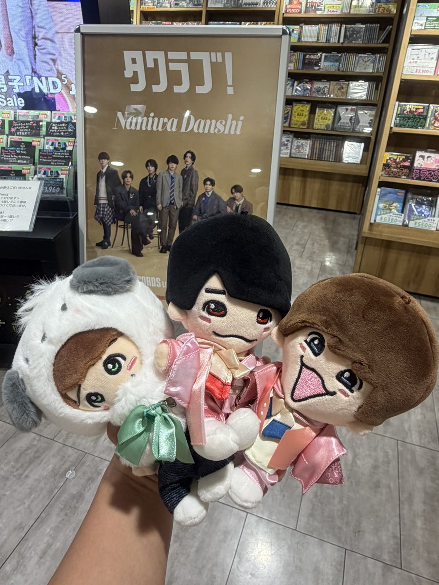 3751Mgo's tweet photo. 横を通った際、大吾くんのぬいを持ってアピール！！そしたら西畑担だー！って話してくれました😭目も合ってヤバすぎた！金髪大ちゃんカッコ良すぎた！ https://t.co/Xds6zbLZph